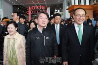 [포토] 열차 승강장으로 향하는 안철수 대표