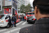 [포토] 김무성 지원유세 바라보는 유권자