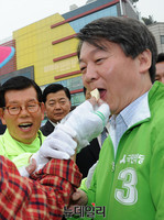 [포토] 호박엿 받아먹는 안철수