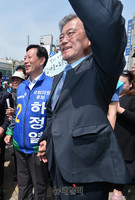 [포토] 정읍 방문한 문재인, 하정열 유세차에 올라 지지