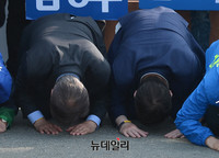 [포토] 전주 찾아 큰절 올린 문재인, 더민주 지지 호소