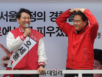 [포토] 오세훈 후보에게 하트 날리는 박진