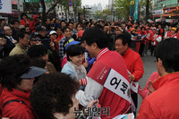 [포토] 시민들에게 둘러싸인 오세훈 후보