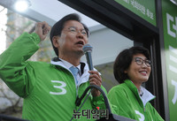 [포토] 이행자 후보 지지호소하는 천정배