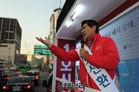 [포토] 퇴근길 시민들에게 지지호소하는 오신환