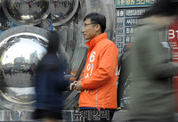 [포토] 지지 호소하는 민중연합당 이상규