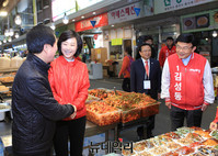 [포토] 망원시장 유세 나선 김성동-조윤선 전 장관
