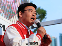 [포토] 서울 마포을 김성동 '망원역서 지지 호소'