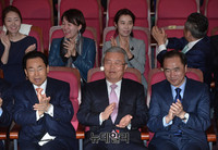 [포토] 더불어민주당 상황실, 희비교차