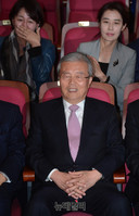 [포토] 더불어민주당 종합상황실 입장하는 김종인 대표