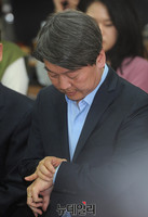 [포토] 시계보는 안철수 대표