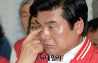 [포토] 출구조사 바라보는 새누리당 원유철 원내대표