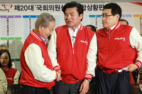 [포토] 상황실 떠나는 새누리당 강봉균 선대위원장