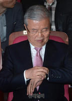 [포토] 개표지켜보는 더불어민주당 김종인 대표