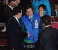[포토] 선거상황실에 등장한 이종걸 원내대표