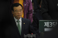 [포토] 브리핑 듣는 임내현