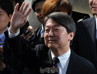 [포토] 손 흔드는 안철수 대표