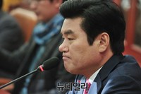 [포토] 굳은 얼굴로 기자회견 갖는 원유철 비대위원장