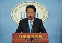 [포토] 비대위원 명단 발표하는 더불어민주당 김성수 대변인