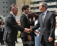 [포토] 현대차-애경 결혼식,악수나누는 정몽준-정의선