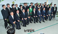 [포토] 선대위 해단식 갖는 국민의당 지도부와 당선자들