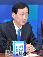 [포토] 진영 의원 파란색 넥타이 매고 