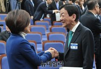 [포토] 당선자 대회에서 즐거운 얼굴로 인사 나누는 진영 의원