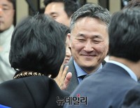[포토] 하이파이브 하는 표창원 당선자