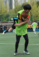 [포토] '윤두준-이기광' 팬들 부러움 사는 어부바 세리모니