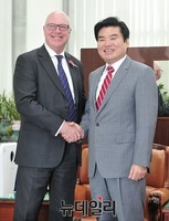 [포토] 캐빈 마샬 호주 상원 부의장 접견하는 원유철 원내대표