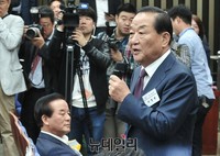 [포토] 새누리당 당선자 원크숍, 인사하는 서청원 의원