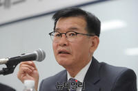 [포토] 질의에 답하는 김영태 현대백화점 사장
