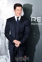 [포토] 훈남포스 뿜으며 포토월에 선 김우빈