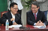 [포토] 대화 나누는 박지원-김성식