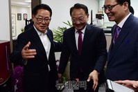 [포토] 국민의당 박지원 원내대표 찾은 유일호 부총리