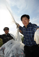 [포토] 대북전단 날리는 박상학 대표