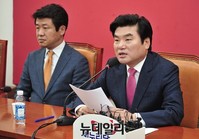 [포토] 기자회견 갖는 원유철 원내대표