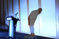 [포토] 옥시, 방향 잃은 사과