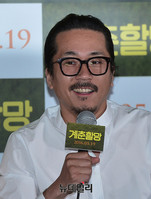 [포토] 계춘할망서 미술선생님 역 맡은 양익준