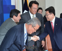 [포토] 새누리당 정진석 신임 원내대표, 김종인 대표 예방