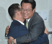 [포토] 포옹하는 정진석-박지원 원내대표