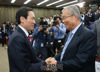 [포토] 김종인 대표에게 축하받은 우상호 원내대표 당선자