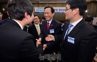 [포토] 동료 의원들에게 축하받는 우상호 신임 원내대표