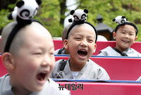 [포토] 석가탄신일 앞두고 놀이기구 타는 동자승