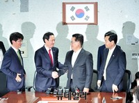 [포토] 국회에서 만난 우상호-박지원