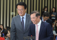 [포토] 새누리당 당선자총회 참석한 정진석-김병준