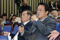 [포토] 물마시는 정진석-김병준