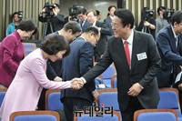 [포토] 초선의원들과 인사 나누는 정진석 원내대표