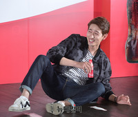 [포토] 추억을 몸으로 표현하는 배우 윤박