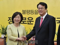 [포토] 정의당 심상정 대표 찾은 새누리당 정진석 원내대표
